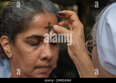 Mumbai, Indien. Februar 2024. MUMBAI, INDIEN – 17. FEBRUAR: Ein indischer katholischer Priester markiert das Symbol des Kreuzes mit Asche auf der Stirn der Christen während eines Aschermittwochs an der Canossa High School, Mahim, am 17. Februar 2024 in Mumbai, Indien. (Foto: Satish Bate/Hindustan Times/SIPA USA) Credit: SIPA USA/Alamy Live News Stockfoto