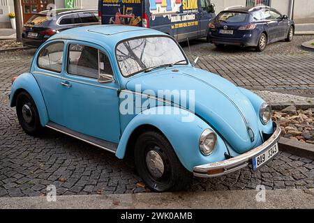 Seitliche Hochwinkelansicht des alten hellblauen Volkswagen VW Käfers, der auf der Straße geparkt ist Stockfoto