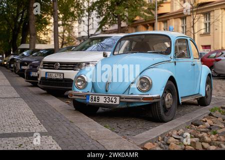 Vorderansicht des Vintage-hellblauen Volkswagen VW Käfers, der auf der Straße geparkt ist Stockfoto