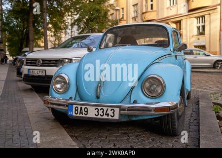 Niedriger Winkel von vorne auf dem Straßenparkplatz des hellblauen Volkswagen VW Beetle Car Stockfoto