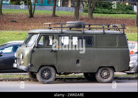 OSTRAVA, TSCHECHISCHE REPUBLIK - 19. DEZEMBER 2023: Legendäres UAZ Van 2206 Buchanka russisches Fahrzeug in Khaki Stockfoto