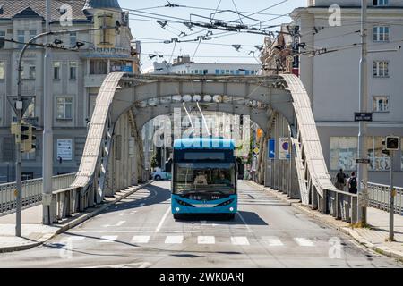 OSTRAVA, TSCHECHISCHE REPUBLIK - 24. AUGUST 2023: Skoda 36Tr Trolleybus des öffentlichen Verkehrsunternehmens DPO in Ostrava auf der Sykoruv Most-Brücke Stockfoto