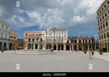 HAVANNA, KUBA - 27. AUGUST 2023: Primaria Angela Landa Grundschule auf dem Plaza Vieja Stadtplatz in Havanna, Kuba Stockfoto