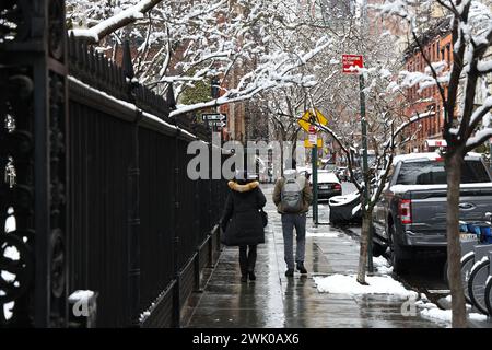 Die Menschen laufen am Stuyvesant Park entlang, nachdem ein Wintersturm New York, New York, am Samstag, den 17. Februar 2024, getroffen hat. Laut dem National Weather Service gilt für den Nordosten von New Jersey, New York City und Long Island bis 10 Uhr. (Foto: Gordon Donovan) Stockfoto