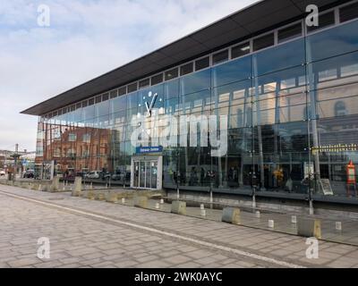 OSTRAVA-SVINOV, TSCHECHISCHE REPUBLIK - 20. NOVEMBER 2022: Rekonstruierter Glasbahnhof Ostrava-Svinov mit Brunnen und großer Uhr Stockfoto