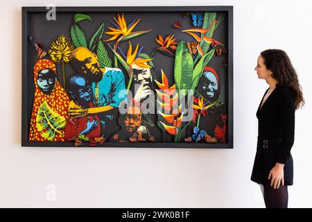 London, Großbritannien. Februar 2024. Die Kunstberaterin Marina posiert 2023 mit „Almajiri (Teil 2) II“ in der neuen Ausstellung „Wir kamen mit dem letzten Regen“ in Peju Alatise. Die Rele Gallery in Mayfair startet mit ihrer Eröffnungsausstellung, die vom 22. März bis 23. April 2024 stattfindet, mit einer Einzelausstellung des nigerianischen Künstlers Peju Alatise aus Glasgow und Lagos, einer führenden Stimme der zeitgenössischen afrikanischen Kunst. Viele der lebendigen, komplizierten Werke zeigen afrikanische Themen und Muster. Rele startete ihre Londoner Galerie, nachdem sie in Lagos und L.A. tätig war. Credit: Imageplotter/Alamy Live News Stockfoto