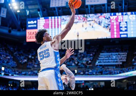 Chapel Hill, NC, USA. Februar 2024. Harrison Ingram (55) schießt gegen die Virginia Tech Hokies im ACC Basketball Matchup im Dean Smith Center in Chapel Hill, NC. (Scott Kinser/CSM). Quelle: csm/Alamy Live News Stockfoto