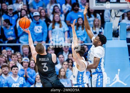 Chapel Hill, NC, USA. Februar 2024. Virginia Tech Hokies Wächter Sean Pedulla (3) schießt über North Carolina Tar Heels Wächter Cormac Ryan (3) und Stürmer Jalen Washington (13) im ACC Basketball Matchup im Dean Smith Center in Chapel Hill, NC. (Scott Kinser/CSM). Quelle: csm/Alamy Live News Stockfoto