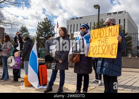 Washington, District of Columbia, USA. Februar 2024. Die Trauernden versammeln sich vor der russischen Botschaft in Washington, District of Columbia, um Alexej Anatoljewitsch Nawalny zu gedenken, einem russischen Oppositionsführer, Anwalt, Anti-Korruptions-Aktivist und politischen Gefangenen, der gestern im Gefängnis starb. (Kreditbild: © Eric Kayne/ZUMA Press Wire) NUR REDAKTIONELLE VERWENDUNG! Nicht für kommerzielle ZWECKE! Stockfoto