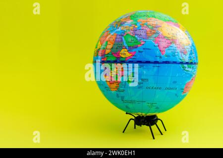 Ameise mit seiner Stärke, die den Planeten Erde auflädt (Texte auf Spanisch) Stockfoto