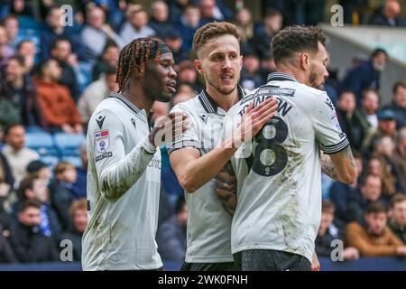 London, Großbritannien. Februar 2024. Sheffield Wednesday Stürmer Ike Ugbo (12) erzielt ein TOR 0-1 und feiert mit Sheffield Wednesday Defender will Vaulks (4) und Sheffield Wednesday Defender Marvin Johnson (18) während des Spiels Millwall FC gegen Sheffield Wednesday FC SKY Bet EFL Championship in den, London, England. Großbritannien am 17. Februar 2024 Credit: Every Second Media/Alamy Live News Stockfoto