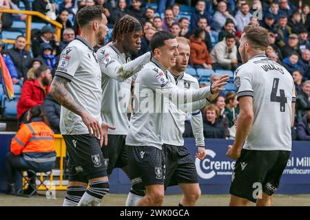 London, Großbritannien. Februar 2024. Sheffield Wednesday Stürmer Ike Ugbo (12) erzielt ein TOR 0-1 und feiert mit Sheffield Wednesday Mittelfeldspieler Ian Poveda (36) Sheffield Wednesday Mittelfeldspieler Barry Bannan (10) Sheffield Wednesday Defender will Vaulks (4) Sheffield Wednesday Defender Marvin Johnson (18) während des Skispiels Millwall FC gegen Sheffield Wednesday FC EFL Championship im The den, London, England, Großbritannien am 17. Februar 2024 Credit: Every Second Media/Alamy Live News Stockfoto