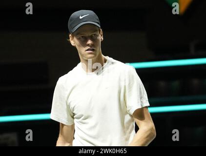 Rotterdam, Niederlande. Februar 2024. Jannik Sinner of Italy (Echauffement) während des ABN Amro Open 2024, ATP 500 Tennisturniers am 17. Februar 2024 in Rotterdam, Niederlande. Foto: Laurent Lairys/ABACAPRESS.COM Credit: Abaca Press/Alamy Live News Stockfoto