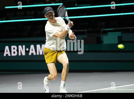 Rotterdam, Niederlande. Februar 2024. Jannik Sinner of Italy (Echauffement) während des ABN Amro Open 2024, ATP 500 Tennisturniers am 17. Februar 2024 in Rotterdam, Niederlande. Foto: Laurent Lairys/ABACAPRESS.COM Credit: Abaca Press/Alamy Live News Stockfoto