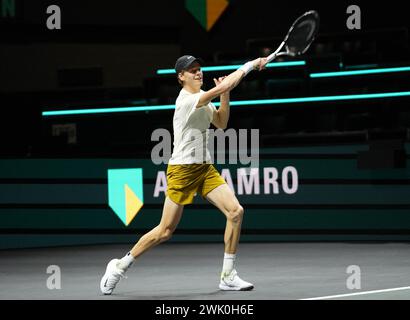 Rotterdam, Niederlande. Februar 2024. Jannik Sinner of Italy (Echauffement) während des ABN Amro Open 2024, ATP 500 Tennisturniers am 17. Februar 2024 in Rotterdam, Niederlande. Foto: Laurent Lairys/ABACAPRESS.COM Credit: Abaca Press/Alamy Live News Stockfoto