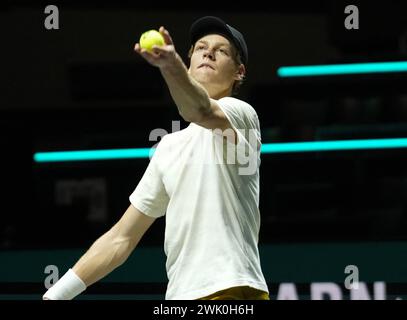 Rotterdam, Niederlande. Februar 2024. Jannik Sinner of Italy (Echauffement) während des ABN Amro Open 2024, ATP 500 Tennisturniers am 17. Februar 2024 in Rotterdam, Niederlande. Foto: Laurent Lairys/ABACAPRESS.COM Credit: Abaca Press/Alamy Live News Stockfoto