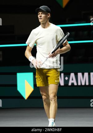 Rotterdam, Niederlande. Februar 2024. Jannik Sinner of Italy (Echauffement) während des ABN Amro Open 2024, ATP 500 Tennisturniers am 17. Februar 2024 in Rotterdam, Niederlande. Foto: Laurent Lairys/ABACAPRESS.COM Credit: Abaca Press/Alamy Live News Stockfoto