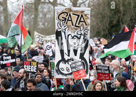 London, Großbritannien. 17. Februar 2024. Zehntausende palästinensische Unterstützer versammeln sich in der Park Lane, bevor sie zu einer Kundgebung in der Nähe der israelischen Botschaft im Rahmen eines "Globalen Aktionstages" für Gaza marschieren und zu einer sofortigen Beendigung des israelischen Krieges gegen die belagerte Enklave aufrufen. Quelle: Ron Fassbender/Alamy Live News Stockfoto