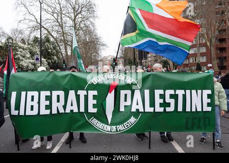 London, Großbritannien. 17. Februar 2024. Zehntausende palästinensische Unterstützer versammeln sich in der Park Lane, bevor sie zu einer Kundgebung in der Nähe der israelischen Botschaft im Rahmen eines "Globalen Aktionstages" für Gaza marschieren und zu einer sofortigen Beendigung des israelischen Krieges gegen die belagerte Enklave aufrufen. Quelle: Ron Fassbender/Alamy Live News Stockfoto