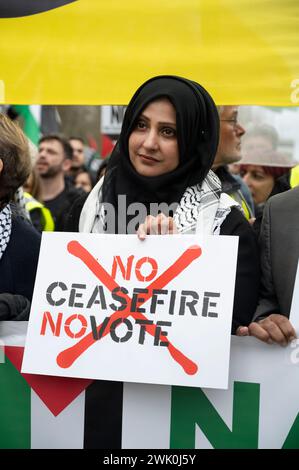 Am 17. Februar 2024 fanden weltweit Demonstrationen statt, die einen Waffenstillstand in Gaza forderten. Frau mit einem Plakat mit der Aufschrift "kein Waffenstillstand, keine Stimme". Stockfoto