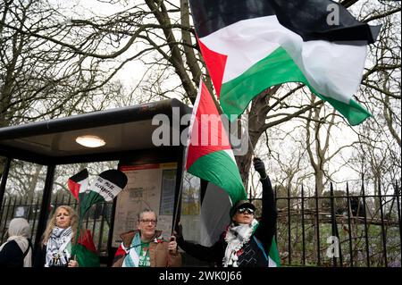 Am 17. Februar 2024 fanden weltweit Demonstrationen statt, die einen Waffenstillstand in Gaza forderten. Weibliche Demonstranten an einer Bushaltestelle Stockfoto