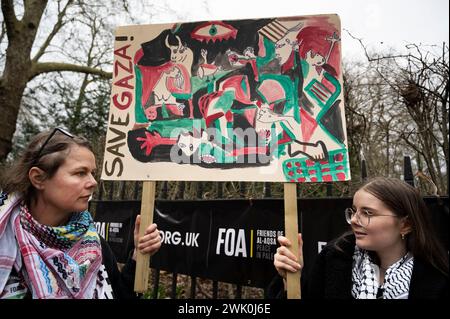 Am 17. Februar 2024 fanden weltweit Demonstrationen statt, die einen Waffenstillstand in Gaza forderten. Zwei Frauen halten ein Gemälde nach Guernica Stockfoto