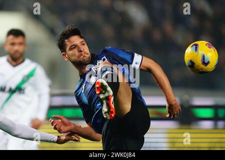 Bergamo, Italien. Februar 2024. Foto Spada/LaPresse 17. Februar 2024 - Bergamo, Italia - Sport, calcio - Atalanta vs Sassuolo - Campionato italiano di calcio Serie A TIM 2023/2024 - Stadio Gewiss. Nella Foto: Berat Djimsiti (Atalanta BC); 17. Februar 2024 Bergamo, Italien - Sport, calcio - Atalanta vs Sassuolo - Serie A Fußball-Meisterschaft 2023/2024 - Gewiss-Stadion. Im Bild: Berat Djimsiti (Atalanta BC); Credit: LaPresse/Alamy Live News Stockfoto
