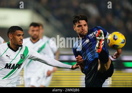 Bergamo, Italien. Februar 2024. Foto Spada/LaPresse 17. Februar 2024 - Bergamo, Italia - Sport, calcio - Atalanta vs Sassuolo - Campionato italiano di calcio Serie A TIM 2023/2024 - Stadio Gewiss. Nella Foto: Berat Djimsiti (Atalanta BC); Ruan tressoldi (US Sassuolo); 17. Februar 2024 Bergamo, Italien - Sport, calcio - Atalanta vs Sassuolo - Fußballmeisterschaft Serie A 2023/2024 - Gewiss Stadium. Im Bild: Berat Djimsiti (Atalanta BC); Ruan tressoldi (US Sassuolo); Credit: LaPresse/Alamy Live News Stockfoto