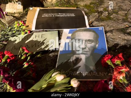 Breslau, Breslau, Polen. Februar 2024. Breslau verabschiedet sich von Alexej Nawalny unter dem Denkmal für die Opfer des Stalinismus. (Kreditbild: © Krzysztof Zatycki/ZUMA Press Wire) NUR REDAKTIONELLE VERWENDUNG! Nicht für kommerzielle ZWECKE! Stockfoto