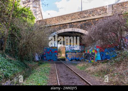 Paris, Frankreich - 02 17 2024 : der kleine Gürtel, eine ehemalige Eisenbahnlinie um Paris Stockfoto