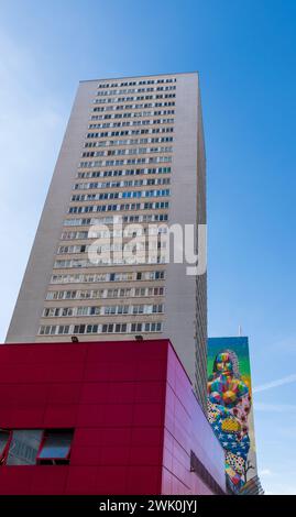 Paris, Frankreich - 02 17 2024 : Wandgemälde im Bezirk Olympiaden im 13. Arrondissement von Paris Stockfoto