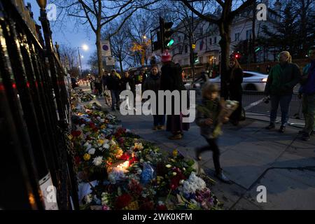 Die Trauernden legten vor der russischen Botschaft in London Blumen für den Oppositionsführer Alexej Nawalny, nachdem er von den Gefängnisbehörden seinen Tod bestätigt hatte. Stockfoto