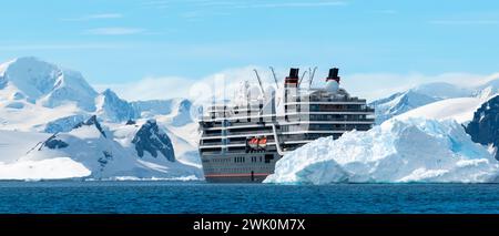 Hanusse Bay, Antarktis - 14. Januar 2024: Luxuskreuzschiff Seabourn Pursuit auf Expedition in der Antarktis. Stockfoto