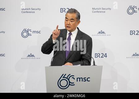 München, Deutschland. Februar 2024. Der chinesische Außenminister Wang Yi spricht über „China in der Welt“ auf der Hauptbühne der 60. Münchner Sicherheitskonferenz am 17. Februar 2024 im Hotel Bayerischer Hof in München. Quelle: Stephan Goerlich/Münchner Sicherheitsgipfel/Alamy Live News Stockfoto