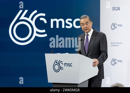 München, Deutschland. Februar 2024. Der chinesische Außenminister Wang Yi spricht über „China in der Welt“ auf der Hauptbühne der 60. Münchner Sicherheitskonferenz am 17. Februar 2024 im Hotel Bayerischer Hof in München. Quelle: Matthias Balk/Münchner Sicherheitsgipfel/Alamy Live News Stockfoto