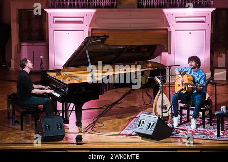 Brünn, Tschechische Republik. Februar 2024. Der Pianist Bill Laurance und der Multiinstrumentalist Michael League treten am 17. Februar beim JazzFest Brno in Besedni dum, Brünn, Tschechische Republik auf. 2024 Credit: Patrik Uhlir/CTK Photo/Alamy Live News Stockfoto