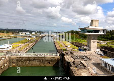 Agua Clara Schleusen mit Kontrollturm Panamakanal. Panama Stockfoto