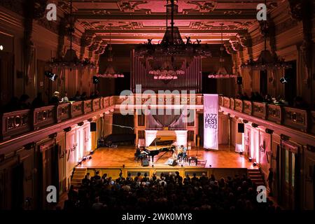 Brünn, Tschechische Republik. Februar 2024. Der Pianist Bill Laurance und der Multiinstrumentalist Michael League treten am 17. Februar beim JazzFest Brno in Besedni dum, Brünn, Tschechische Republik auf. 2024 Credit: Patrik Uhlir/CTK Photo/Alamy Live News Stockfoto