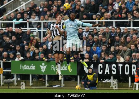 Dan Burn von Newcastle United stellt Bournemouth Antoine Semenyo in der Luft während des Premier League-Spiels zwischen Newcastle United und Bournemouth in St. James's Park, Newcastle am Samstag, den 17. Februar 2024. (Foto: Michael Driver | MI News) Credit: MI News & Sport /Alamy Live News Stockfoto