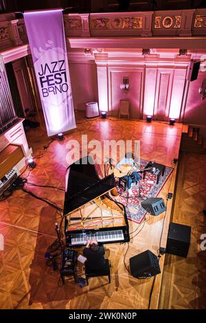 Brünn, Tschechische Republik. Februar 2024. Der Pianist Bill Laurance und der Multiinstrumentalist Michael League treten am 17. Februar beim JazzFest Brno in Besedni dum, Brünn, Tschechische Republik auf. 2024 Credit: Patrik Uhlir/CTK Photo/Alamy Live News Stockfoto
