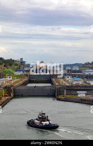 Agua Clara schließt ab, mit Frachtschiff in Schleuse. Panamakanal Panama Stockfoto