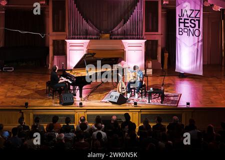 Brünn, Tschechische Republik. Februar 2024. Der Pianist Bill Laurance und der Multiinstrumentalist Michael League treten am 17. Februar beim JazzFest Brno in Besedni dum, Brünn, Tschechische Republik auf. 2024 Credit: Patrik Uhlir/CTK Photo/Alamy Live News Stockfoto
