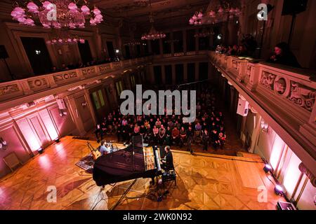 Brünn, Tschechische Republik. Februar 2024. Der Pianist Bill Laurance und der Multiinstrumentalist Michael League treten am 17. Februar beim JazzFest Brno in Besedni dum, Brünn, Tschechische Republik auf. 2024 Credit: Patrik Uhlir/CTK Photo/Alamy Live News Stockfoto