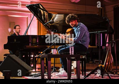 Brünn, Tschechische Republik. Februar 2024. Der Pianist Bill Laurance und der Multiinstrumentalist Michael League treten am 17. Februar beim JazzFest Brno in Besedni dum, Brünn, Tschechische Republik auf. 2024 Credit: Patrik Uhlir/CTK Photo/Alamy Live News Stockfoto