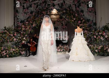 London, Großbritannien. Februar 2024. Models auf dem Laufsteg bei der Richard Quinn AW24 Catwalk Show im Rahmen der London Fashion Week im Andaz Hotel in Liverpool Street. Quelle: Katie Collins/EMPICS/Alamy Live News Stockfoto