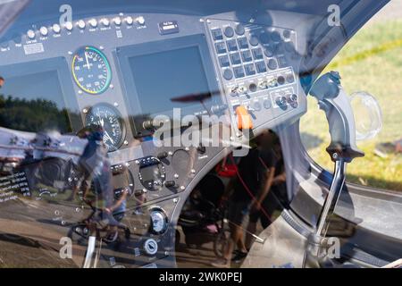 Modernes Cockpit für zwei Sitzer mit kleinem Hubschrauber Stockfoto