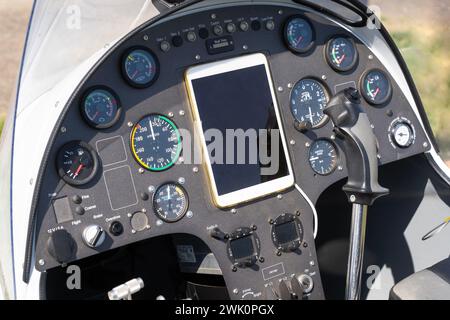 Modernes Cockpit für zwei Sitzer mit kleinem Hubschrauber Stockfoto