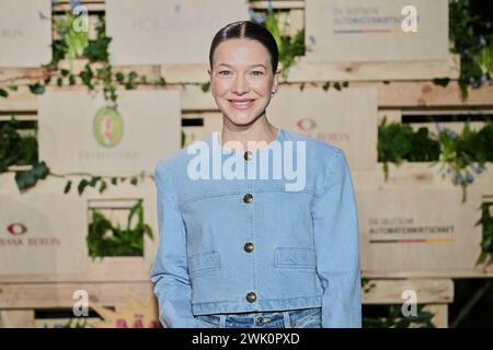 Berlin, Deutschland. Februar 2024. Hannah Herzsprung kommt zur MMB Party (Medienboard Berlin-Brandenburg) auf dem Holzmarkt während der 74. Berlinale. Annette Riedl/dpa/Alamy Live News Stockfoto