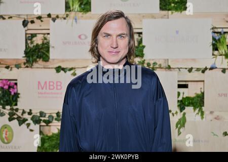 Berlin, Deutschland. Februar 2024. Lars Eidinger kommt zur MMB Party (Medienboard Berlin-Brandenburg) auf dem Holzmarkt während der 74. Berlinale. Annette Riedl/dpa/Alamy Live News Stockfoto