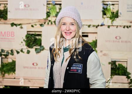 Berlin, Deutschland. Februar 2024. Stefanie Stappenbeck kommt zur MMB Party (Medienboard Berlin-Brandenburg) am Holzmarkt während der 74. Berlinale. Annette Riedl/dpa/Alamy Live News Stockfoto
